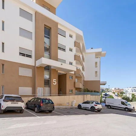 Modern With Pool, Jacuzzi And Gym #1984 * Lagos