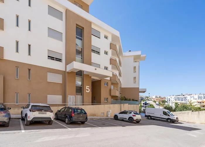 Modern With Pool, Jacuzzi And Gym #1984 * Lagos