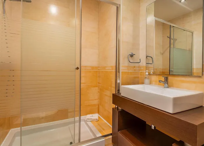 Modern With Pool, Jacuzzi And Gym #1984